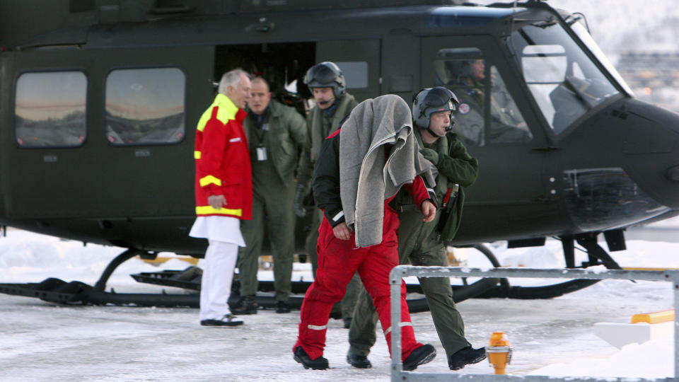  OVERLEVDE:  Mannen som overlevde helikopterulykken �st for Bardufoss i Troms onsdag, spaserte selv  fra redningshelikopteret som brakte ham  til Universitetssykehuset i Nord-Norge (UNN). Piloten omkom i ulykken.
FOTO: YNGVE OLSEN/NORDLYS/SCANPIX.