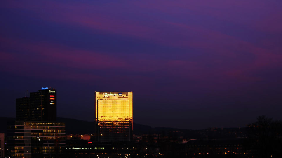 BLIR BLU: Soloppgangen reflekterer i Radisson SAS Plaza i Oslo sentrum. N� blir den hetende Radisson Blu Plaza.
Foto Cornelius Poppe / SCANPIX .