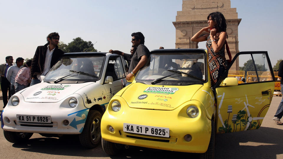 FRAMTIDEN: Medlemmene av Indian Youth Climate Network er p� klimatoppm�tet i New Delhi med to biler drevet av solenergi. De har kj�rt mer enn 3500 kilometer i de milj�vennlige bilene for � f� folk til � innse at de er et godt alternativ til tradisjonelle forurensende biler. Foto: Prakash Singh/Scanpix