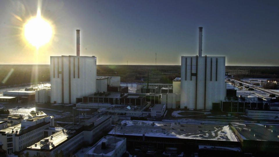 STOCKHOLM 20030120
POSITIVE TIL ATOMKRAFT: For f�rste gang siden folkeavstemningen i 1980 er et flertall av svenskene tilhengere av kjernekraft. 55 prosent av de spurte �nsker enten � beholde Sveriges eksisterende kjernekraftproduksjon eller utbygge den videre. 16 prosent �nsker mer kjernekraft. Bildet viser Forsmark 1 og 2.
Arkivfoto: SCANPIX