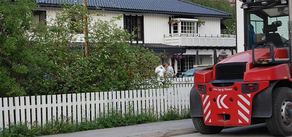 HOLDT FLERE TIMER: To maskerte ranere holdt en mor og datter som gisler i p�vente av at kvinnens samboer, en mangemillion�r skulle komme hjem. Huset familien bor i. Foto: Anne Helga Taller�s