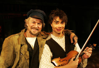 P� TEATERSCENEN: Dennis Storh�i som Tevye og Alexander Rybak p� fiolin under musikalnummeret Om jeg var en rik mann  i  Spellemann p� Taket, som gikk p� Oslo Nye Teater.
Foto: SCANPIX .