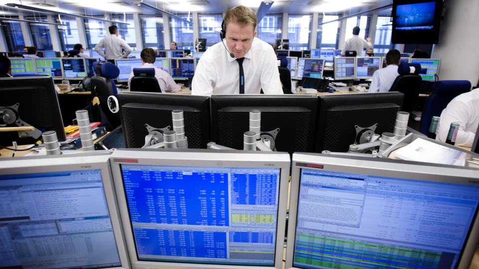 T�FFE TIDER: Thorsten Appelt, senior trader i Danske Bank sjekker aksjekursene p� det turbulente markedet. I dag ble det kjent at 350 av de ansatte m� g�. Foto: Jens Panduro/Scanpix