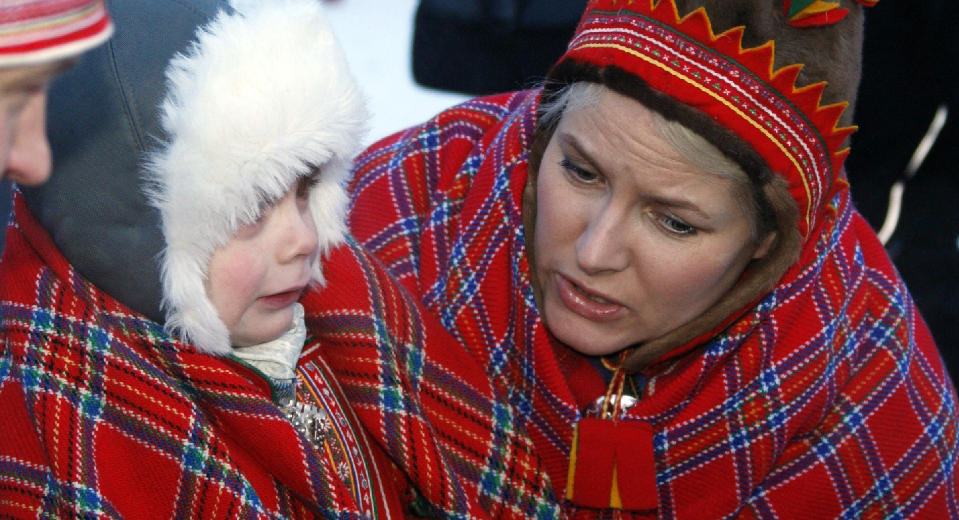 KALDT:
Kronprinsesse Mette-Marit er p� offisielt bes�k i Finnmark og bes�kte torsdag Kautokeino. Her sammen med Nils �ke Joakimsen som synes det var s� kaldt at han gr�t av kulden. Gradestokken viste mer enn 20 grader minus.
Foto: Lise �serud / SCANPIX