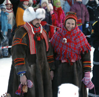 BES�K:
 Kronprins Haakon og kronprinsesse Mette-Marit er p� offisielt bes�k i Finnmark og bes�kte torsdag Kautokeino. Her er de kledd i samekl�r mens gradestokken viste mer enn 20 grader minus.
Foto: Lise �serud / SCANPIX