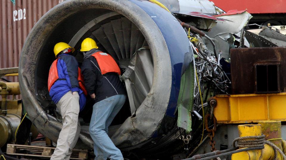 MOTORHAVARI: Etterforskerne jobber n� med � identifisere hvilken fugleart som f�rte til at begge motorene p� Airbus-maskinen sviktet like etter at flyet tok av fra New York. Foto: AP PHOTO/SCANPIX