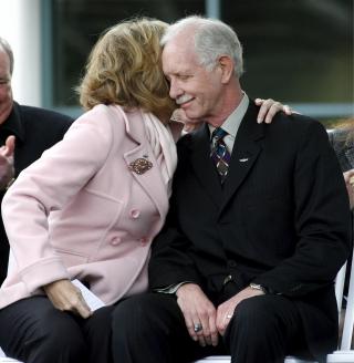 HYLLES: Ukene etter n�dlandingen har v�rt den reneste paradeferden for flyets kaptein Chesley B. Sullenberger. Her er han avbildet sammen med kona Lori under en seremoni til �re for ham i hjembyen San Fransisco. Mer enn 3000 mennesker m�tte opp for � hylle sin helt. Foto: EPA/SCANPIX
