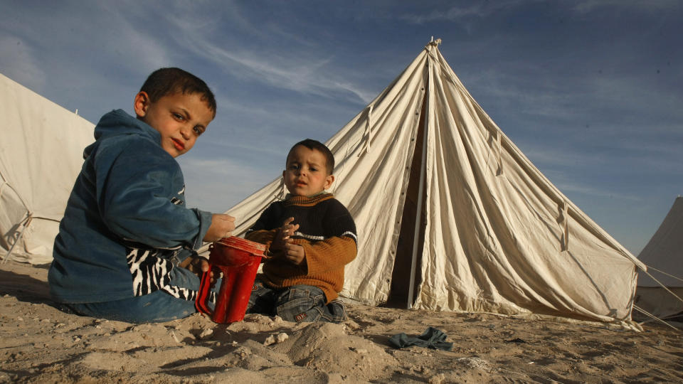 TRENGER N�DHJELP: Palestinske barn som ble hjeml�se etter Israels 22 dager lange offensiv mot Gaza-stripen, leker utenfor teltene i flyktningeleiren i Jabalya. Foto: Mahmud Hams/Scanpix