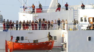 FORHANDLET: Advokatfirmaet Ince & co var involvert i forhandlingene etter kapringen av det ukrainske frakteskipet Faina. Her ses mannskapet p� dekk mens skipet er kapret. Foto:  US NAVY/AP/SCANPIX