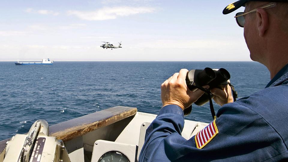 FULGT N�YE: Amerikanske marinefart�y har fulgt n�ye med det ukrainske lasteskipet siden kapringen for fem m�neder siden, og kan bekrefte at skipet er frigitt. Foto: AP/ U.S. Navy-Jason R. Zalasky-HO/SCANPIX