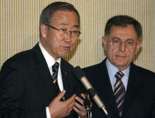 BER OM HJELP: Libanons statsminister Fouad Siniora (t.h.) ber FN og verdenssamfunnet om � presse Israel til � la Tali anl�pe Gaza. Foto: Scanpix