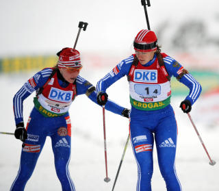- TROR FORTSATT DE ER USKYLDIGE: Akhatova (t.v.) og Jourijeva er sendt hjem fra VM etter positive dopingspr�ver, men Sleptsova tror fortsatt lagvenninnene er uskyldige. Foto: AFP PHOTO/JOE KLAMAR