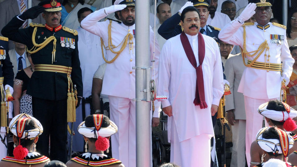 VIL IKKE FORHANDLE: Sri Lankas president Mahinda Rajapakse p� feiringen av landets nasjonaldag 4. februar. I talen sa han at �skyggen av terrorisme snart er visket ut� i kampene mot Tamiltigrene (LTTE). Foto: Ishara S. Kodikara/Scanpix