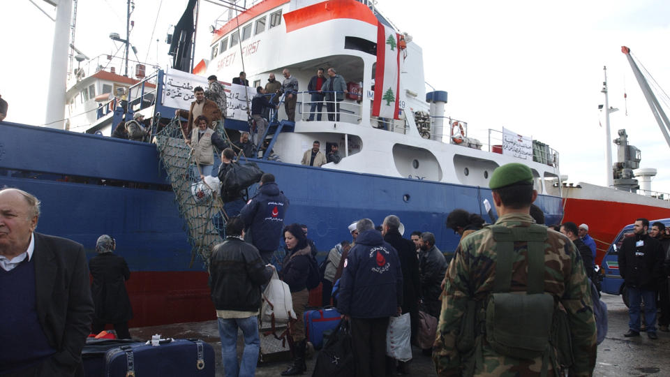 STANSET: Frivillige b�rer n�dhjelp om bord skipet Tali f�r avgang fra Tripoli i Libanon. N� har israelske marinejegere bordret skipet. Foto: AP