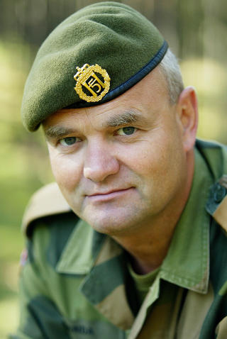 S�KER: Tidligere presse- og informasjonssjef Geir Anda i Forsvaret er blant s�kerne.