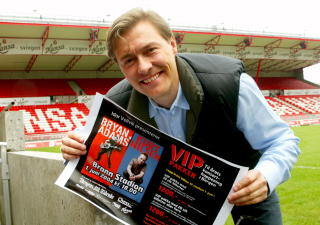 MARKERTE SEG: I 2004 arrangerte Vollvik konsert med Bryan Adams og Kurt Nilsen p� Brann stadion. Foto: ODDMUND LUNDE