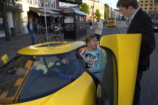 S� BLE DET B�T OG BIL: Ikke av det n�kterne slaget. Her Idar Vollvik i sin Koenigsegg CCR. Foto: TOR ERIK MATHISEN