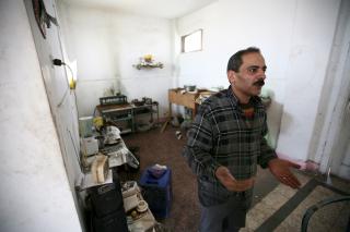 OVERTATT: Teservit�ren Gamal Abu Ahmed ble kjent med Heim, og har overtatt rommet der stornazisten bodde. Foto: EPA/MIKE NELSON/SCANPIX