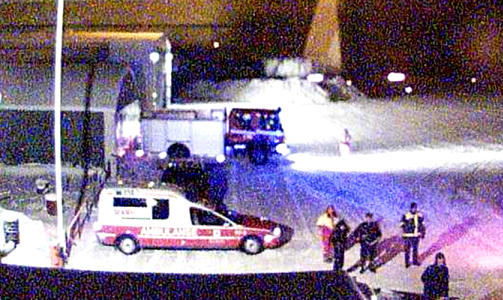FULL BEREDSKAP: Redningsmannskaper st�r klare til � rykke inn p� Hamar lufthavn. Foto: hamarlufthavn.no