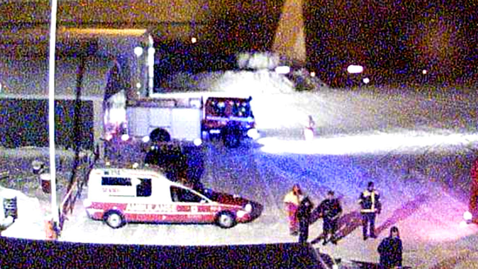 BEREDSKAP: Redningsmannskaper st�r klare til � ta imot sm�flyet p� Hamar lufthavn. Foto: hamarlufthavn.no