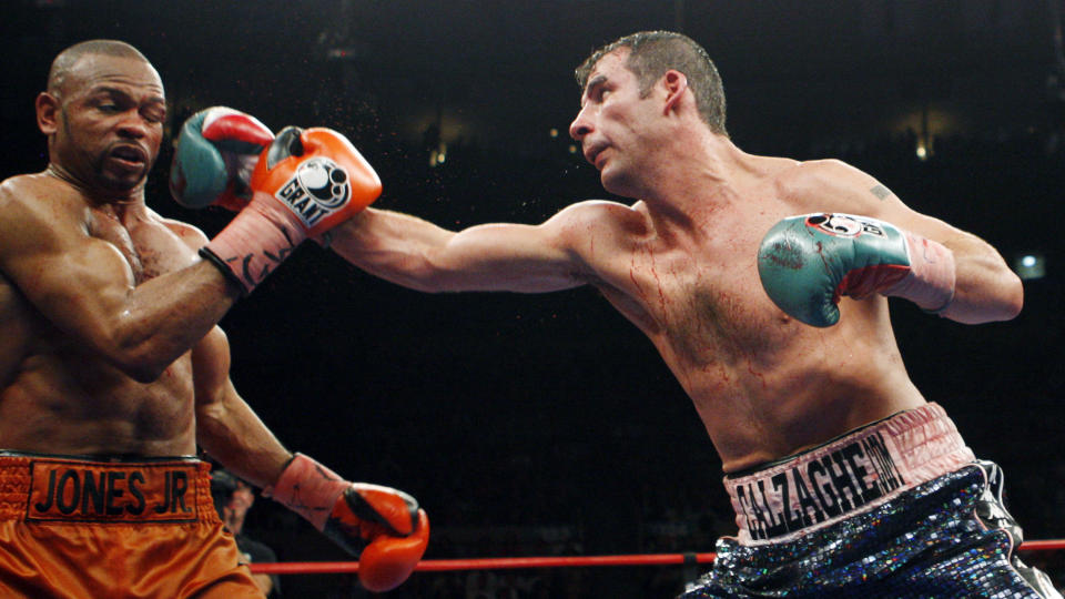 AVSKJEDSKAMPEN: Walisiske Joe Calzaghe bokset sin siste kamp i en ubeseiret karriere mot Roy Jones jr. i Madison Square Garden 8. november i fjor. N� legger tidenes lengstregjerende verdensmester hanskene bort for godt.Foto: SCANPIX/REUTERS/Mike Segar