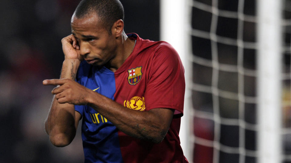 TELEFONKONTAKT: Thierry Henry fant fram en imagin�r mobiltelefon og slo p� tr�den til Bojan Krkic etter sistnevntes millimeterpresise innlegg som landet p� franskmannens pannebraks.Foto: AFP PHOTO / LLUIS GENE / SCANPIX