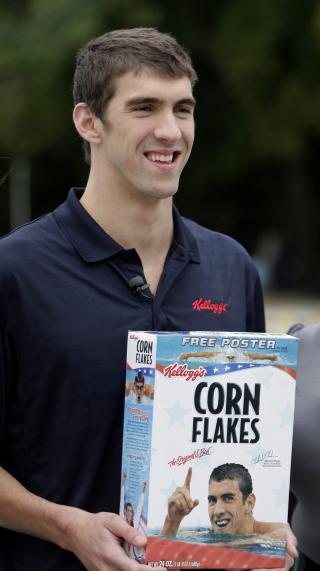  FROKOSTGUTTEN:  Sv�mmekongen Michael Phelps smilte bredt da han ble lansert p� Kellog's corn flakes-esker 25. september i fjor. FOTO: ROB CARR/AP/SCANPIX.