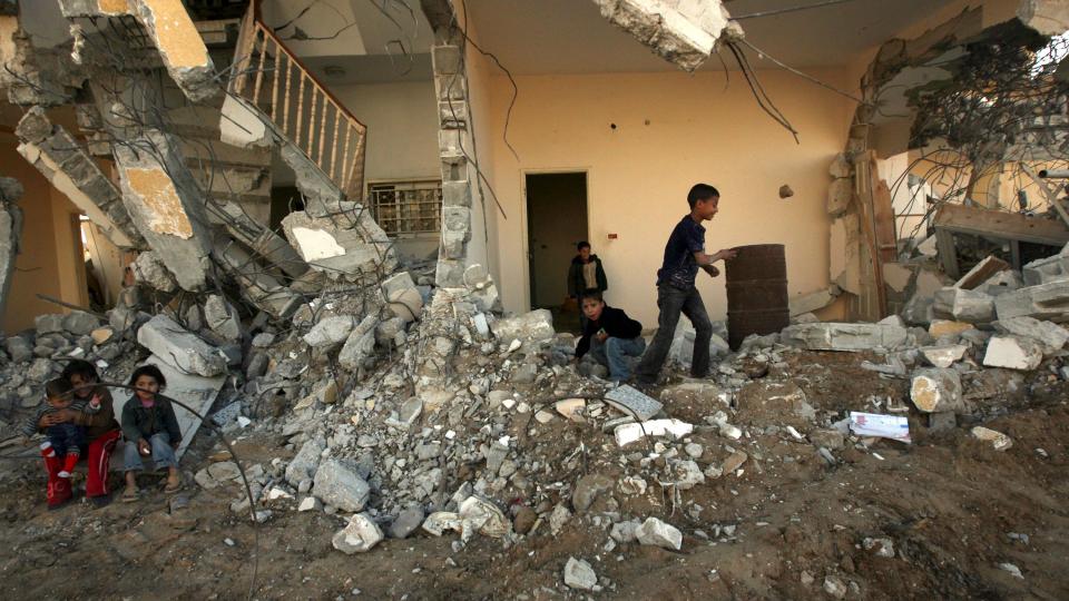  RUINER:  Palestinske barn i ruinene av sitt hjem torsdag i flyktningeleiren Jabalia. FOTO: ALI ALI/EPA/SCANPIX.