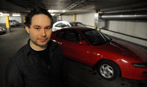 PLYNDRET: - Selv om tyvene som plyndret bilen min ble fanget p� videokamera, henla politiet saken, sier �yvind Kildal Stangnes, her foran sin r�de Mazda. Foto: �istein Norum Monsen