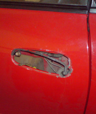 FJERNET: H�ndtaket p� Mazdaen ble revet av under bilinnbruddet. Foto: Privat
