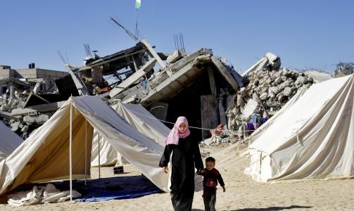 STORE SKADER: Like utenfor Gaza by er boliger jevnet med jorden av israelske styrker, og folk m� ta til takke med � bo i telt. Foto: Torbj�rn Gr�nning/Dagbladet