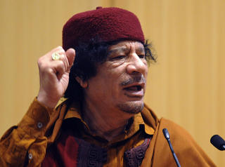 FORSVARER PIRATENE: Muammar Gaddafi. Foto: AFP PHOTO/SIMON MAINA/Scanpix
