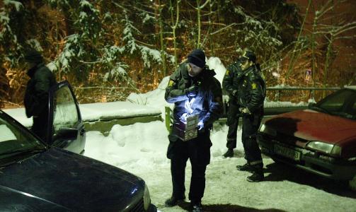 TJUVGODS:  I bilene fant politiet store mengder tjuvgods, blant annet esker med elektriske artikler. Foto: Andr� Olstad