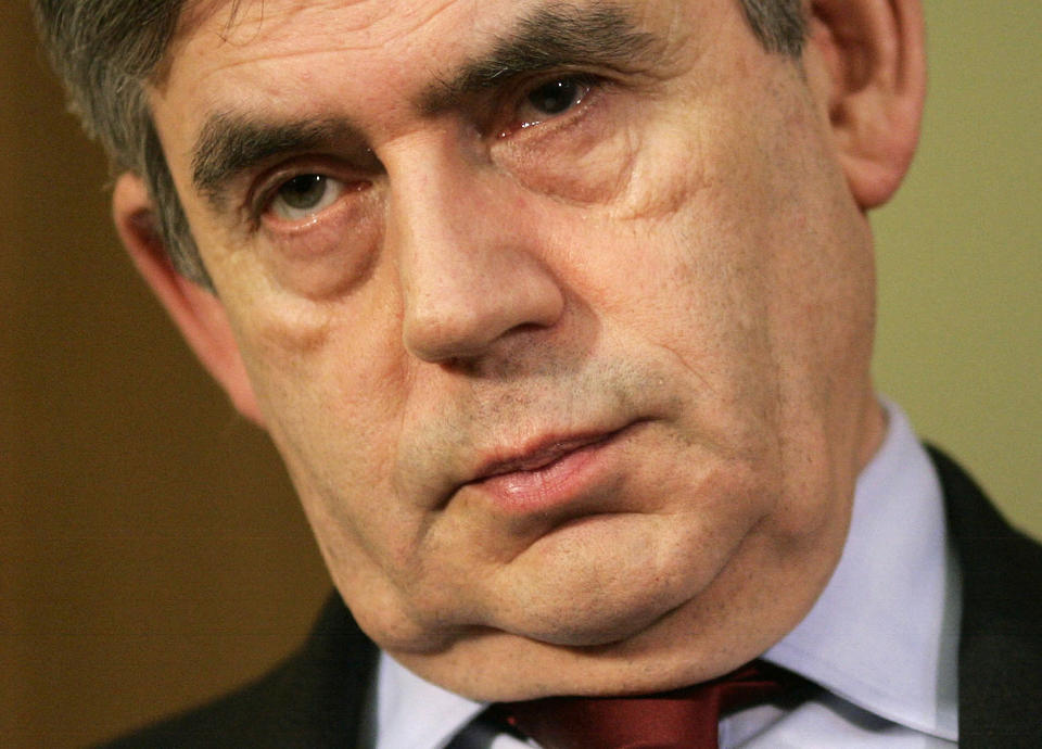 INGEN N�DE: Gordon Brown pr�ver desperat � gjenskape tillitten til britiske politikere, gjennom � innf�re strenge straffer for � ikke registrere privat virksomhet. Foto: AFP PHOTO/Sang Tan/Scanpix