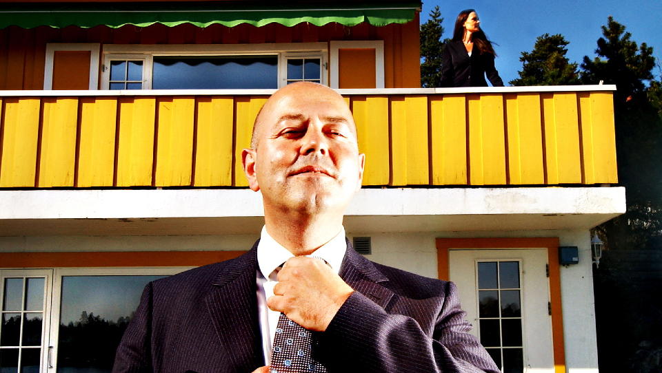 POS�R: Miguel S�rholt poserer foran villaen p� Snar�ya sommeren 2004. Kona Cathrine kan skimtes p� verandaen. FOTO: AGNETE BRUN/DAGBLADET