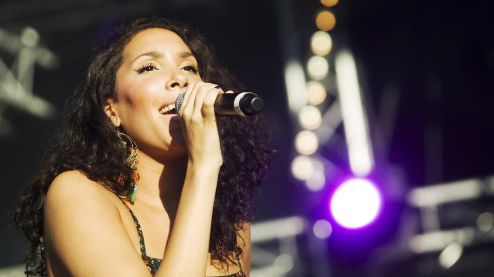 OPPKALT ETTER DA MOREN OG FAREN M�TTE HVERANDRE: I morgen kjemper Sichelle mot seks andre deltagere i den siste ordin�re delfinalen i Melodi Grand Prix, som finner sted i Grenland. Her er hun p� scenen under �pningsshowet p� Norway Cup i sommer. Foto: SCANPIX