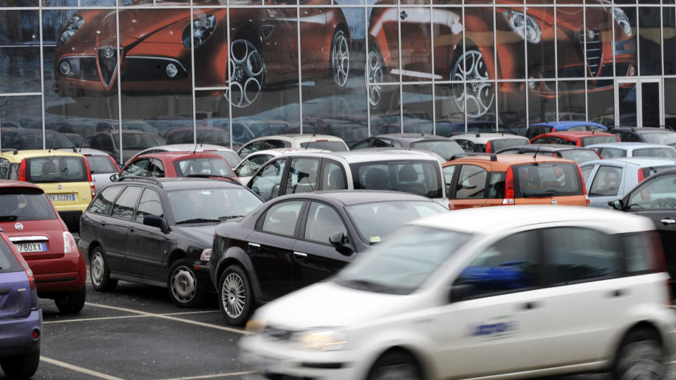 60 000 KAN MISTE JOBBEN: Fiats direkt�r, Sergio Marchionne, mener at hele den italienske bilindustrien, og med den i overkant av 60 000 jobber, st�r i reell fare for � g� under hvis ikke landets regjering griper inn med en �konomisk hjelpepakke.  Foto: AFP PHOTO/SCANPIX