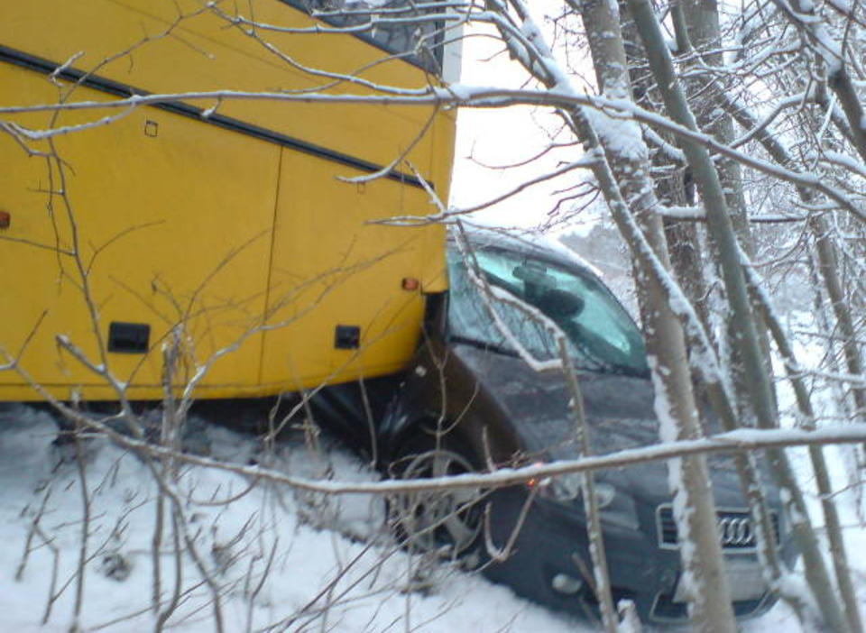  Lis Barbo Nyland (28) og hennes 8 m�neder gamle s�nn greide s�vidt � evakuere bilen da en l�psk skolebuss traff bilen. Foto: Morten Frank Boswarva