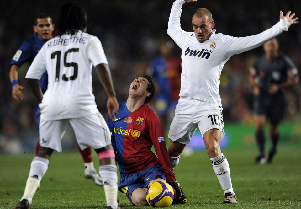 - FORSKJELLEN P� BARCA OG REAL: Wesley Sneijder (t.h.) mener Lionel Messi (midten) er forskjellen p� Real Madrid og Barcelona i �yeblikket. Da lagene m�ttes i h�st, var Sneijder en av mange som ga det argentinske ballgeniet dels ufin behandling i et fors�k p� � f� Messi ut av kampen. Foto: SCANPIX/AFP PHOTO/LLUIS GENE