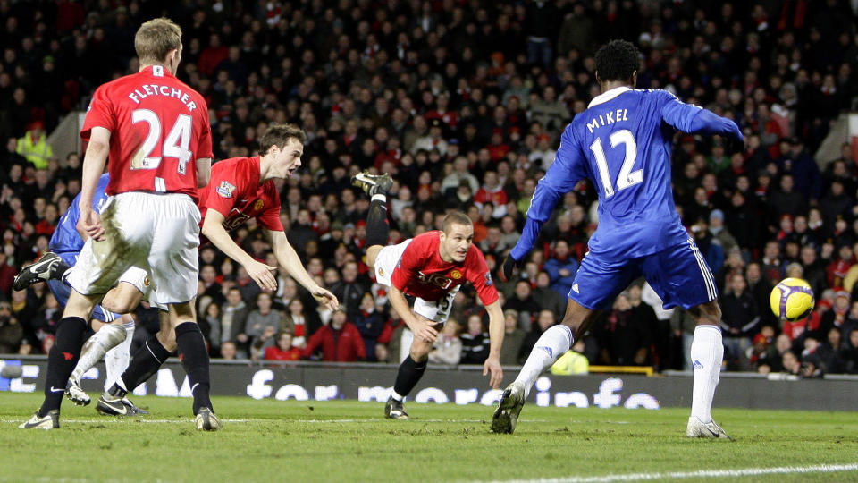 BEST I JANUAR: Nemanja Vidic har giganten i Manchester Uniteds bakre rekker i en rekordlang rekke kamper uten baklengsm�l. Serberen har dessuten v�rt en trussel offensivt med d�dballm�l mot b�de Chelsea og West Bromwich i Premier League i januar. Det var med p� � gi ham prisen som m�nedens spiller.Foto: SCANPIX/REUTERS/Darren Staples