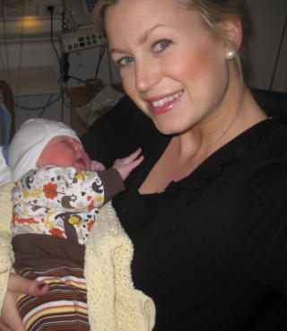 STOLT MOR: Josefine Aamodt sier at alt st�r sv�rt bra til med mor og barn, etter den kalde velkomsten 04:40 i morges. Foto: PRIVAT