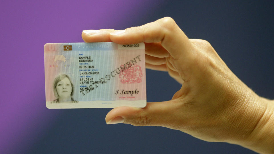 FINGERAVTRYKK: De nye britiske ID-kortene har en brikke med biometrisk data, slik som fingeravtrykk og bilde. Symbolet �verst til venstre forteller at kortet inneholder slik data. Det kan ogs� sees p� de nye norske passene. Foto: AFP PHOTO/SCANPIX
