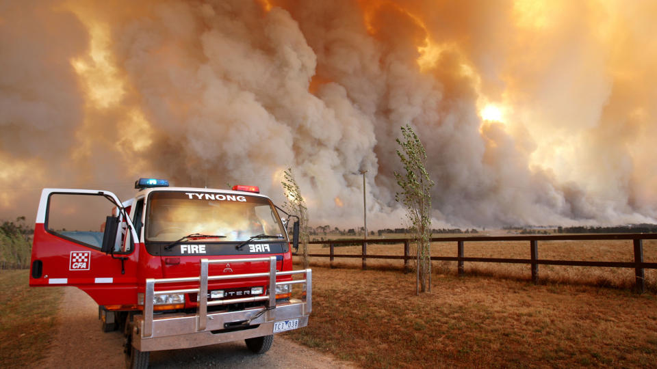 DRAMATISK VED MELBOURNE: Brannmenn om bord i en brannbil overv�ker en enorm brann 125 kilometer vest for Melbourne. Gradestokken viser n� flere steder 46 grader og Australia er rammet av en historisk sterk heteb�lge. Foto: William West/AFP