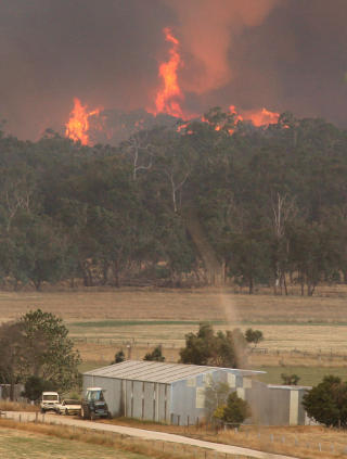 TRUER BYGNINGER: De enorme skogbrannene truer med � brenne ned flere g�rder i Australia.  Foto: William West/AFP