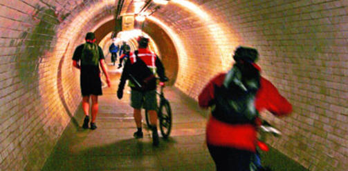 STASELIG: Greenwich Foot Tunnel, en over hundre �r gammel
ferdsels�re under Themsen. Den staselige kuppelen skjuler inngangen
til smutthullet der det er forbudt (!) � sykle... Foto: Eivind Pedersen