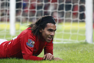 VIL HA SLUTT P� SUTRINGA: Carlos Tevez ser seg om etter en ny klubb n�r leiekontrakten med Manchester United g�r ut i juni. Han vil ha mer spilletid. Dwight Yorke ber ham l�re av Solskj�r.Foto: AP/Jon Super