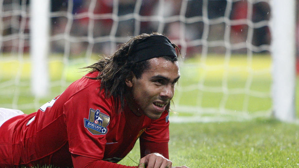 BLE STOPPET: Carlos Tevez ble stoppet for � ha for m�rke vinduer i sin Bentley. Da kom det fram at United-spissen ikke har gyldig britisk f�rerkort. Foto: Jon Super / AP.