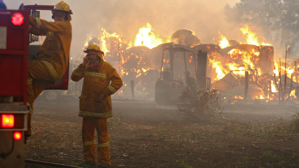 BRANNSLIKKING I 46 GRADERS VARME: Her kjemper brannmannskaper mot flammene i Labertouche, 12 mil vest fro Melbourne p� s�rkysten av Australia. Foto: AFP/William WEST
