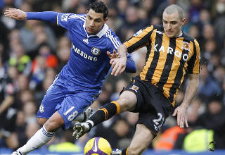 DEBUTERTE: Ricardo Quaresma kunne scoret etter tjue minutter. Fors�ket ble reddet av Hull-keeper Duke. Foto: Ian Kington / AFP.
