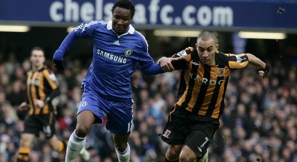 KJEMPET: Mikel og Chelsea hadde ballen mest, men skapte lite mot Hull. Her er den tidligere Lyn-spilleren i duell med Craig Fagan. Foto: Hugo Philpott, AFP